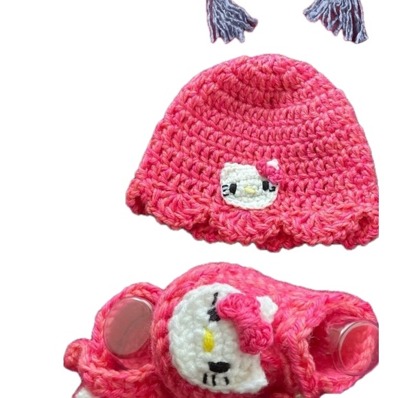 Adorable! Hello kitty, pearl button crochet baby booties and hat - Picture 2 of 8